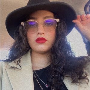 Meet your Posher, Angie